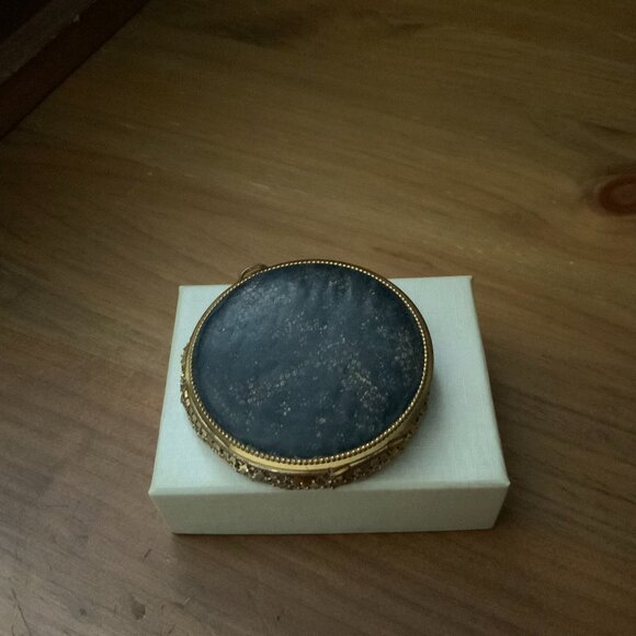 VINTAGE GOLD MESH COMPACT CASE WITH PUFFER - Picture 2 of 5